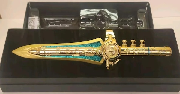 SDCC 24K Gold Dragon Dagger open box. Click to appraise yours