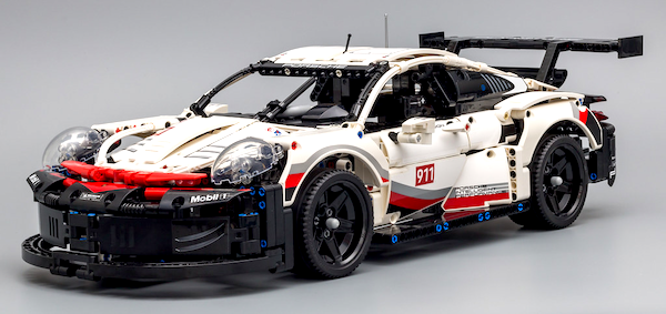 LEGO Technic Porsche 911 RSR out of the box and completed