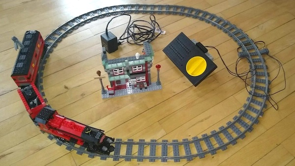 LEGO Harry Potter 10132 Prisoner of Azkaban Motorized Hogwarts Express assembled. Click to value or sell it