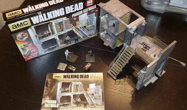 The Walking Dead Prison Catwalk Building Set out of the box
